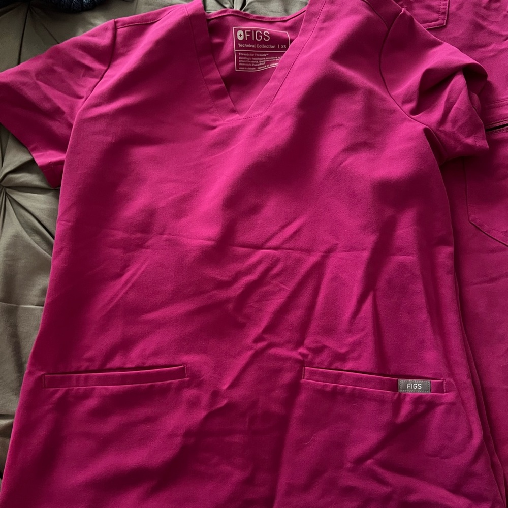 Pair of figs jogger scrubs. Pants- medium petite and shirt-xs. Worn only once